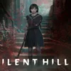 Key art ufficiale di Silent Hill f con protagonista immersa nella nebbia e nei fiori rossi – Silent Hill f recensione